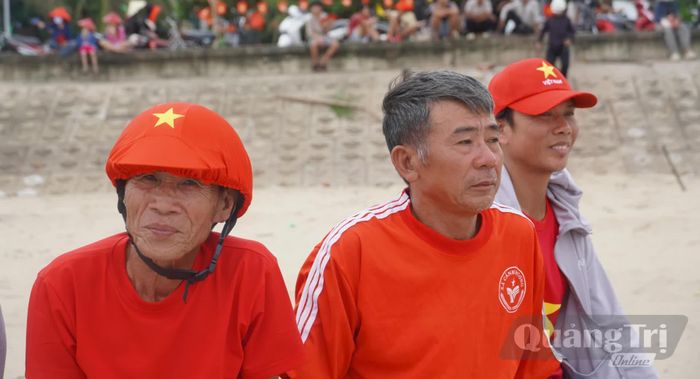 Những cổ động viên kỳ cựu - Ảnh: N.M