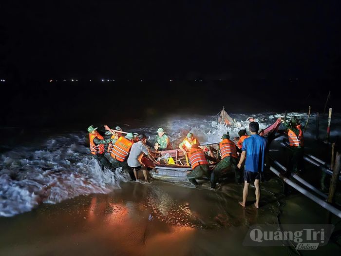 Thuyền của ngư dân khu vực thôn Mỹ Thủy bị sóng lớn cuốn trôi, được lực lượng Biên phòng ứng cứu - Ảnh: Đồn Biên phòng Hải An cung cấp