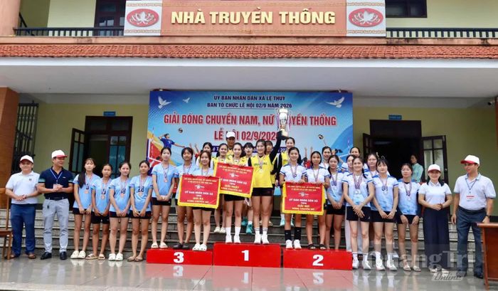 Trao giải Nhất, Nhì, Ba cho các đội bóng chuyền nữ - Ảnh: H.C