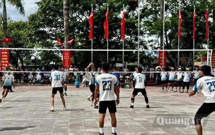 Một trận đấu kịch tính ở nội dung bóng chuyền nam - Ảnh: H.C