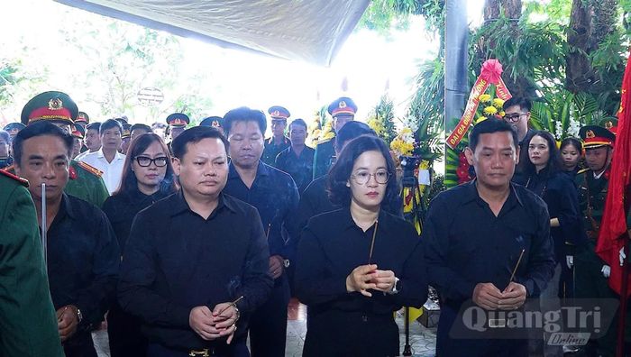 Lãnh đạo phường Bắc Gianh dâng hương tri ân liệt sĩ Nguyễn Quốc Hội - Ảnh: N.M