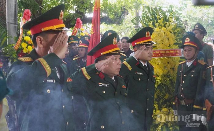 Đại diện lãnh đạo Bộ Chỉ huy Quân sự tỉnh dâng hương tri ân liệt sĩ Nguyễn Quốc Hội - Ảnh: N.M