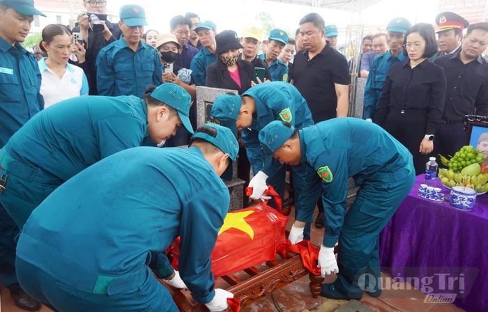 Lễ an táng được tổ chức trọng thể và xúc động - Ảnh: N.M