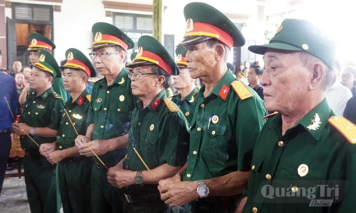 Các cựu chiến binh dâng hương tưởng niệm liệt sĩ Nguyễn Quốc Hội - Ảnh: N.M