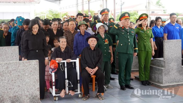 Cán bộ và Nhân dân tưởng niệm liệt sĩ Nguyễn Quốc Hội - Ảnh: N.M