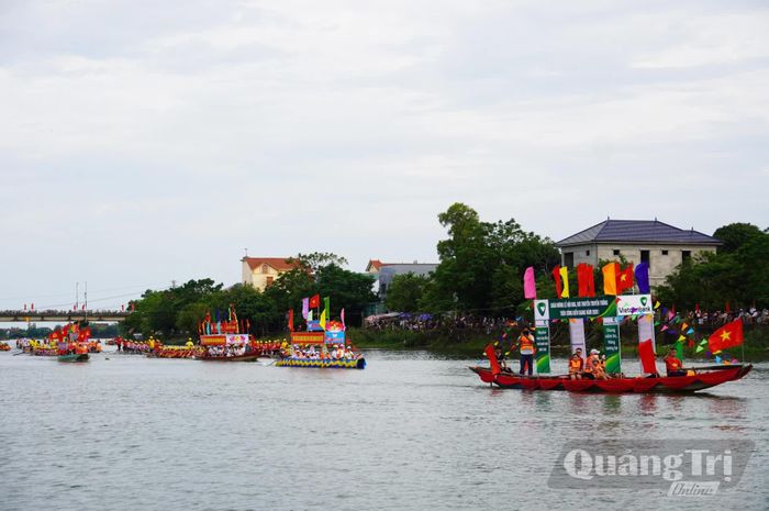 Các thuyền đua, bơi tham gia tổng duyệt diễu hành chiều 1/9 - Ảnh: X.P