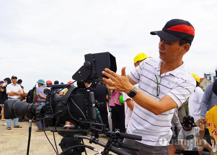 Báo và phát thanh, truyền hình Quảng Trị sẵn sàng đường truyền truyền hình trực tiếp lễ hội đua, bơi thuyền truyền thống trên sông Kiến Giang năm 2026 - Ảnh: X.P