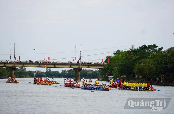 Điểm mới của lễ hội đua, bơi thuyền truyền thống trên sông Kiến Giang năm nay là lễ diễu hành được tổ chức vào chiều 1/9 - Ảnh: X.P