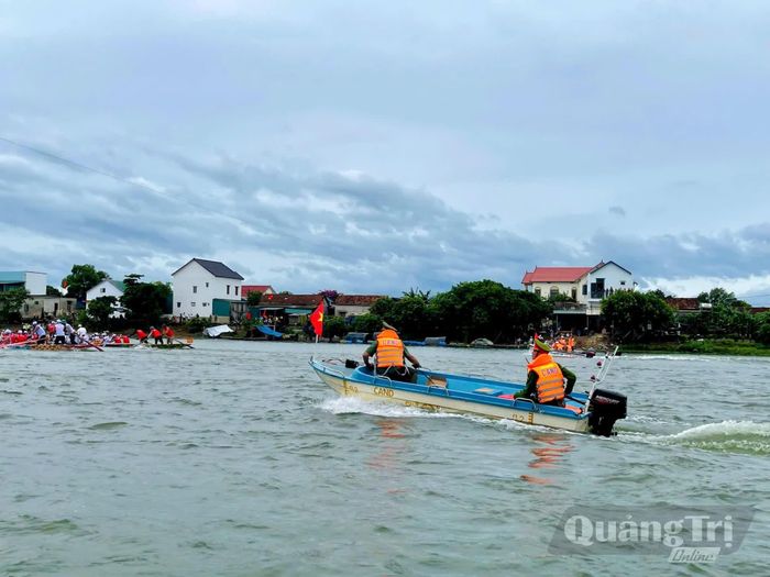 Lực lượng Công an xã Lệ Thủy tăng cường tuần tra, kiểm soát trên sông Kiến Giang - Ảnh: H.C