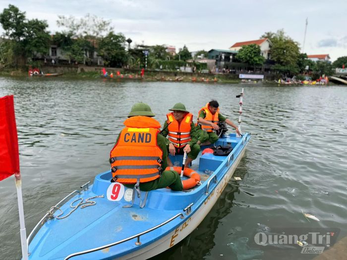 Lực lượng Công an xã Lệ Thủy tăng cường tuần tra, kiểm soát trên sông Kiến Giang - Ảnh: H.C