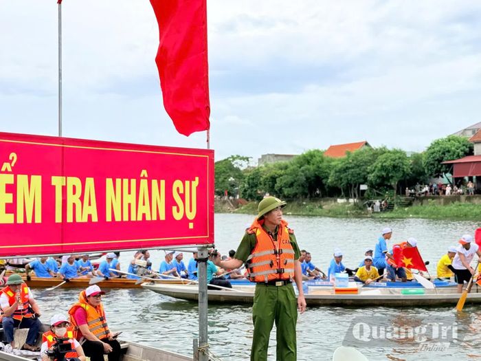 Công an xã Lệ Thủy phân công lực lượng bám sát từng địa bàn, từng vị trí trọng điểm - Ảnh: H.C