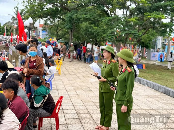 Cán bộ, chiến sĩ Công an xã Lệ Thủy thực hiện nhiệm nhiệm vụ tại các điểm bảo vệ hai bên bờ sông Kiến Giang - Ảnh: H.C