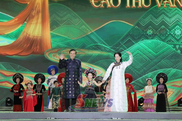 Đêm hội có sự góp mặt của nhiều nghệ sĩ, diễn viên các thế hệ.