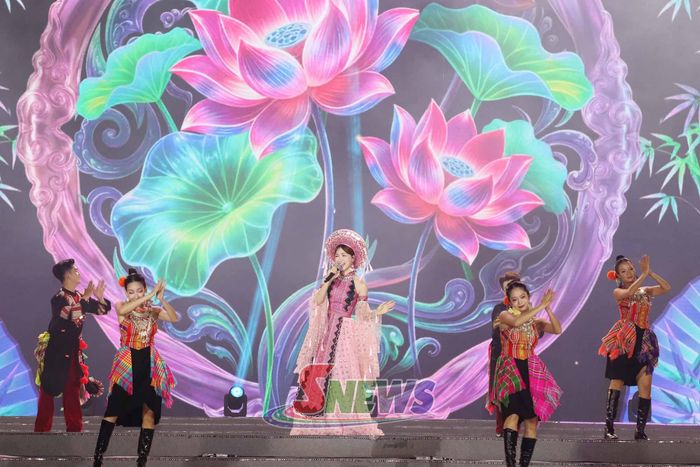 Ca sĩ Hòa Minzy biểu diễn tại đêm hội.
