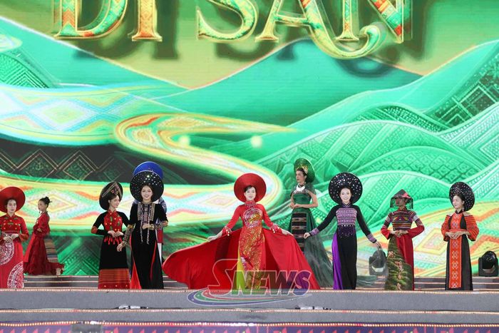 Bộ sưu tập áo dài lấy cảm hứng từ di sản.