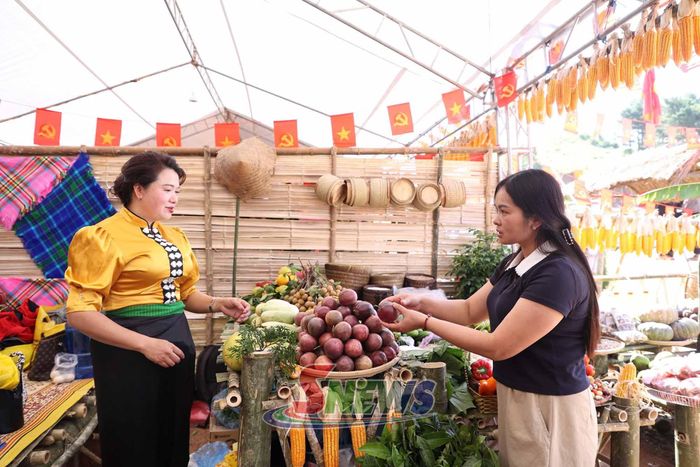 Du khách tham quan mua sắm tại trại văn hóa.