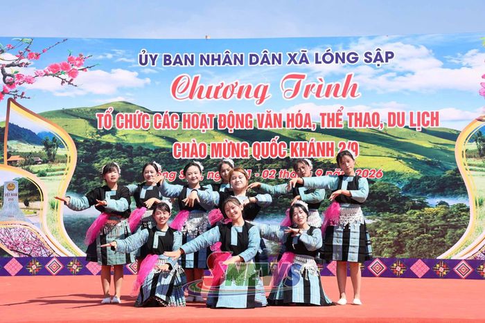 Tiết mục văn nghệ chào mừng chương trình khai mạc.
