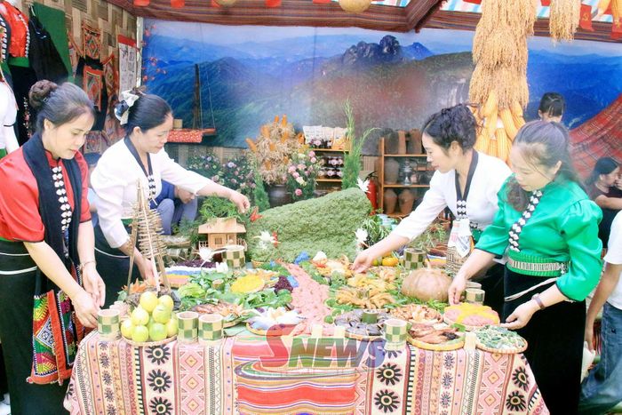 Mâm cỗ dân tộc Thái.