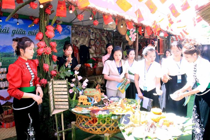 Chấm thi mâm cỗ xã Bình Thuận.