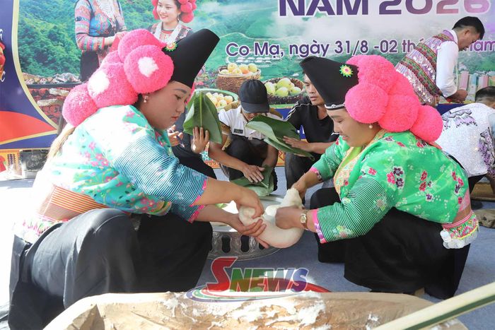 Các cô gái Mông thể hiện sự khéo lép trong Phần thi giã bánh dày.