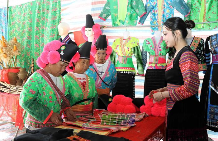 Nhân dân tham quan, mua sắm tại gian hàng thổ cẩm.