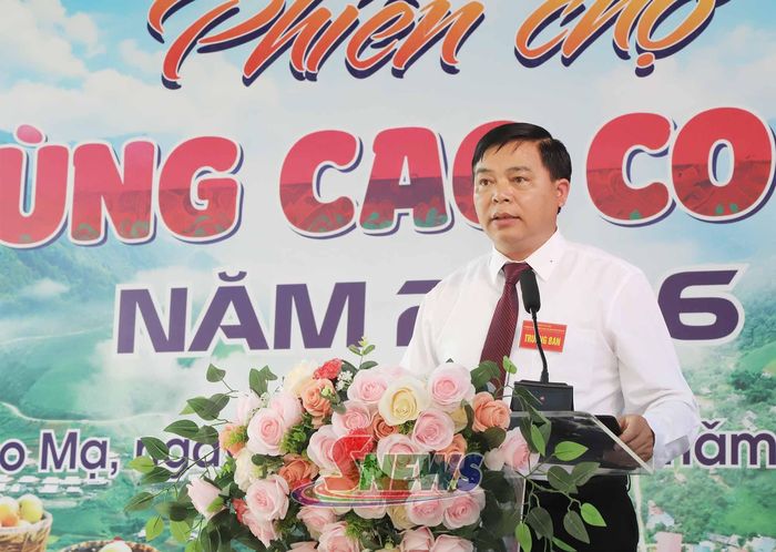 Lãnh đạo xã Co Mạ phát biểu khai mạc phiên chợ.
