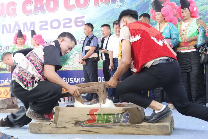 Phần thi giã bánh dày.