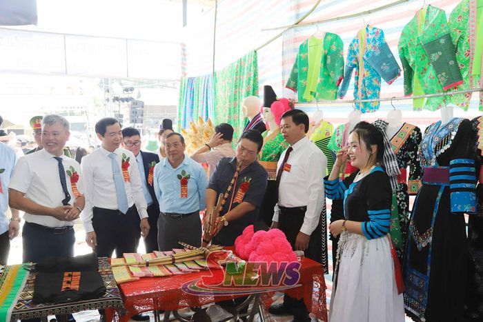 Các đại biểu tham quan gian hàng.