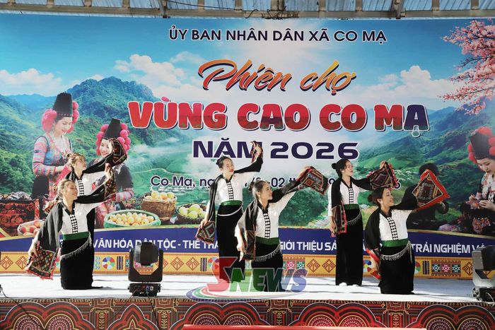 Tiết mục múa dân tộc Thái tại lễ khai mạc.