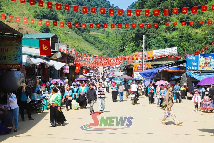 Đông đảo nhân dân và du khách đến Phiên chợ vùng cao Co Mạ.