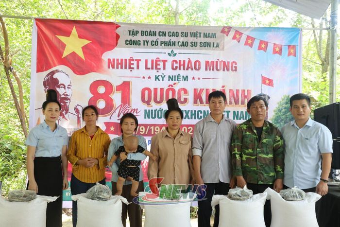 Đại diện Công ty trao quà cho người lao động.