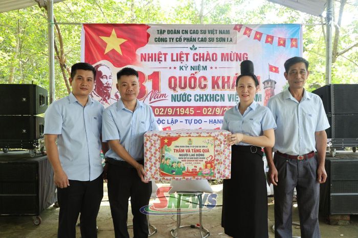 Đại diện Công ty trao quà cho Đội Cao su Mường La.