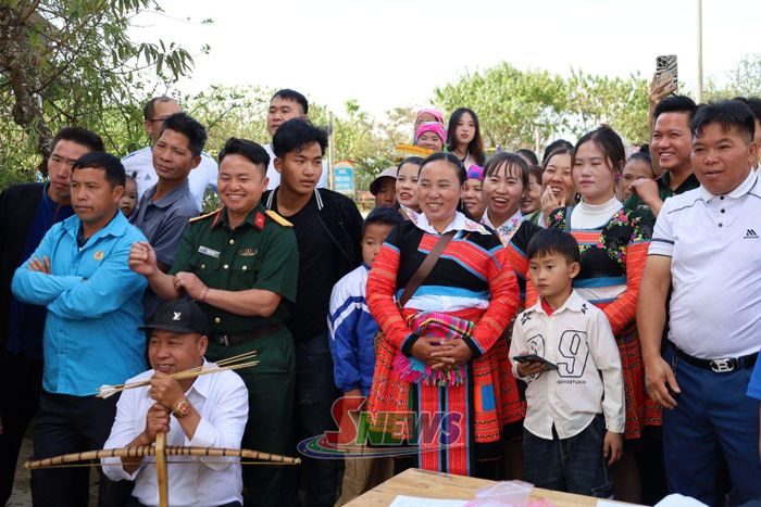 Đông đảo nhân dân đến xem và cổ vũ.