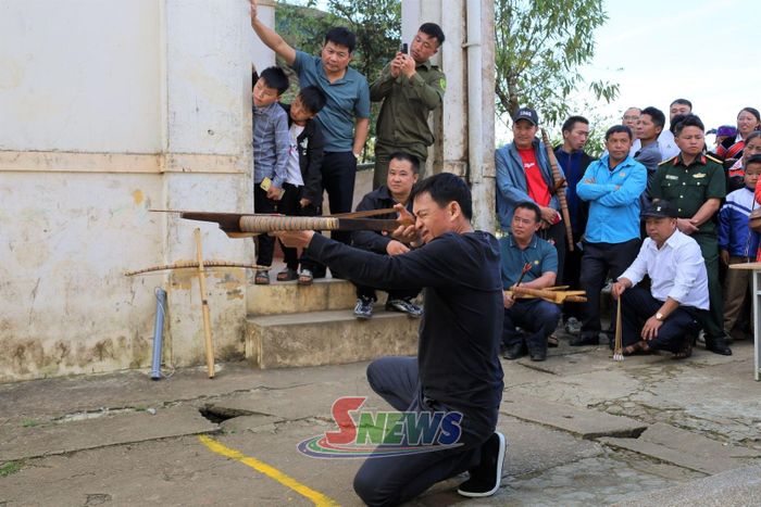 Thi đấu môn bắn nỏ.