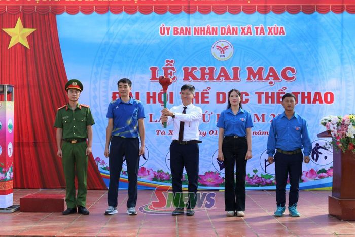 Nghi thức trao đuốc tại đại hội.