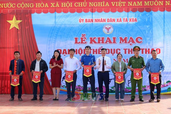 Ban tổ chức trao Cờ lưu niệm các đoàn tham dự đại hội.