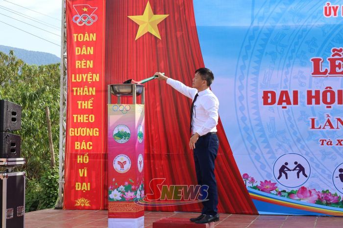 Thắp đuốc khai mạc Đại hội TDTT xã Tà Xùa lần thứ I, năm 2026.