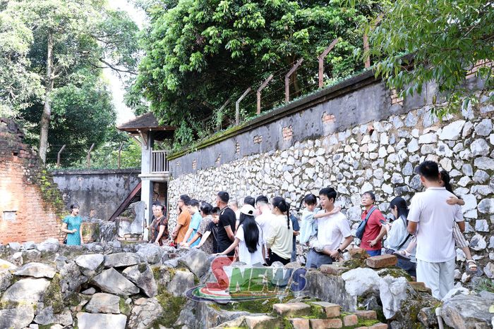 Du khách tham quan Di tích quốc gia đặc biệt Nhà tù Sơn La