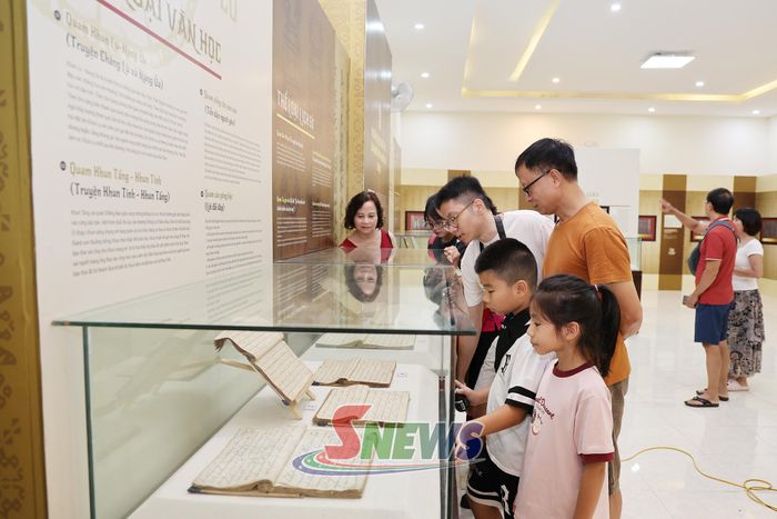 Du khách tham quan gian trưng bày hiện vật trong khu Di tích quốc gia đặc biệt Nhà tù Sơn La.