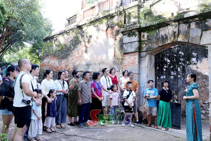 Du khách tham quan Di tích quốc gia đặc biệt Nhà tù Sơn La.