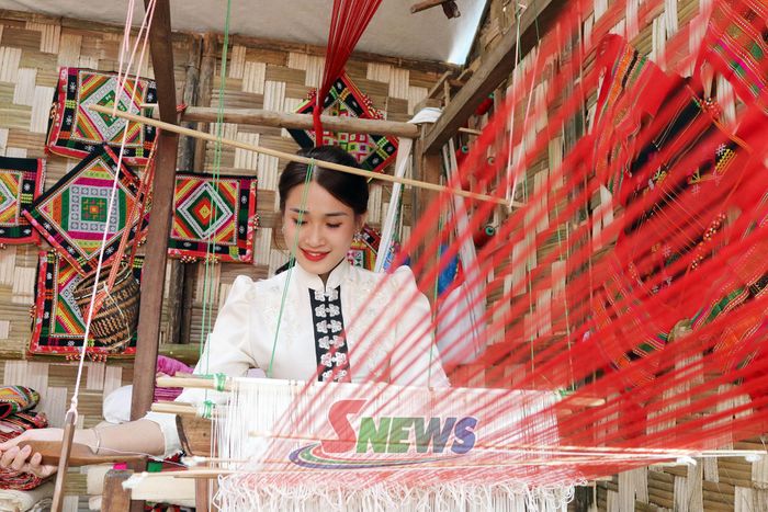 Cô gái Thái ngồi dệt bên khung cửi.