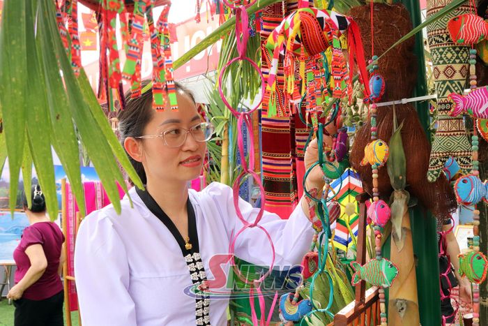 Cây nêu trong lễ hội Kin Pang Then đồng bào Thái trắng Quỳnh Nhai.