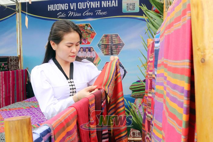 Quà tặng du lịch từ thổ cẩm của xã Quỳnh Nhai.