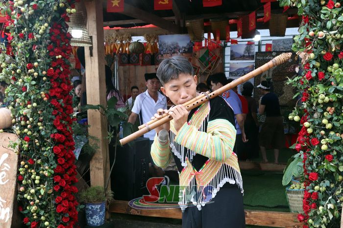 Biểu diễn thổi sáo Mông.