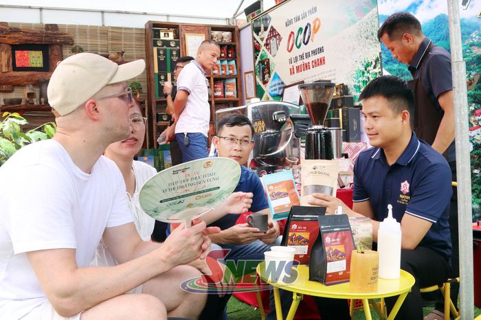 Du khách nước ngoài thưởng thức cà phê Arabica.