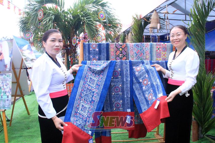 Khăn thổ cẩm của xã Quỳnh Nhai.