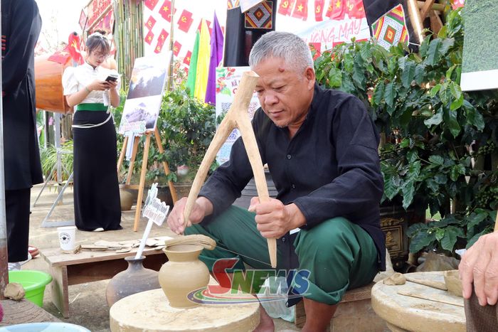 Nghệ nhân làm gốm xã Mường Chanh.