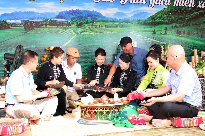 Du khách tìm hiểu về khăn Piêu.