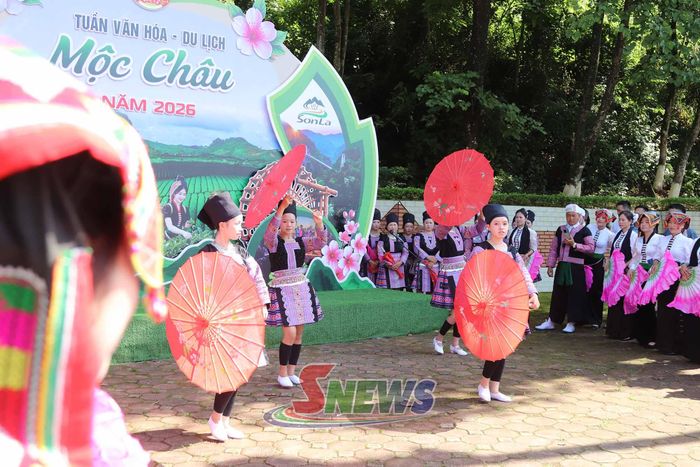 Tiết mục múa của dân tộc Mông tại tiểu công viên phường Mộc Sơn.