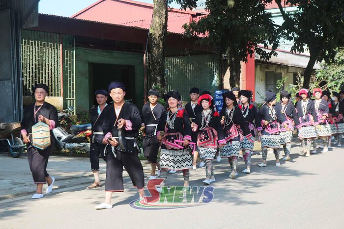 Màn diễu hành đường phố của dân tộc Dao.